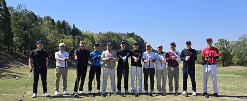 Group photo from the golf competition. Participants lined up on the grass.